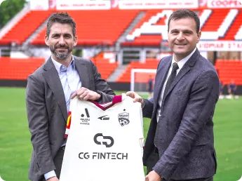 Camiseta de patrocinio de CG Fintech usada por futbolistas profesionales en colaboración con AUFC